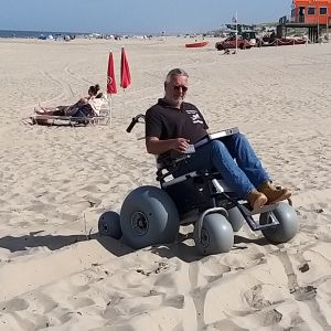 Ritje met de overeenkomstenmap voor de strandrolstoel